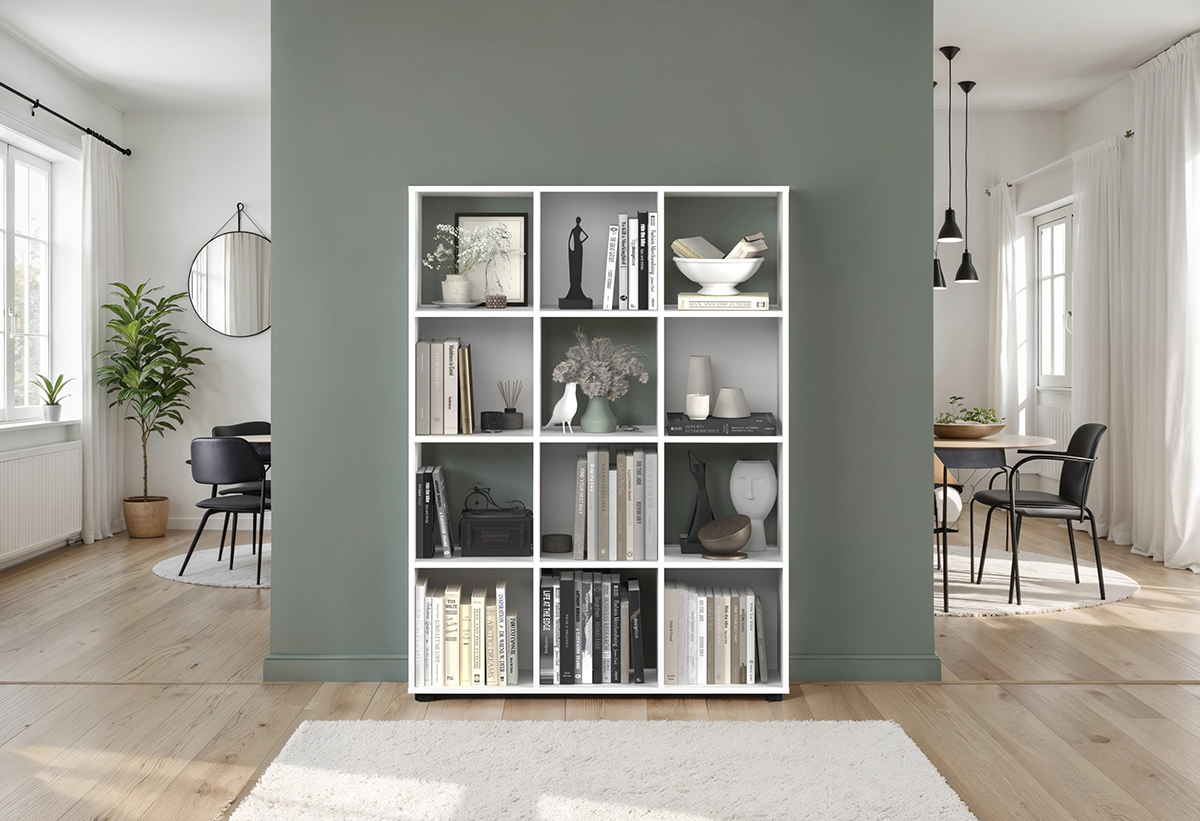 Απεικονίζεται η βιβλιοθήκη γεμάτη με κουτιά αποθήκευσης, βιβλία και διακοσμητικά σε ένα σαλόνι.